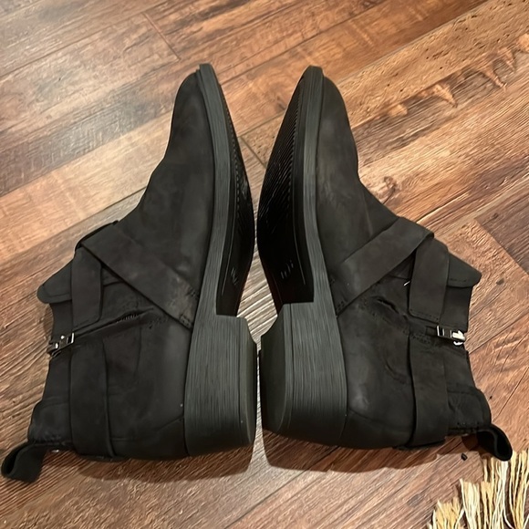 Ugg New Wylma Black Oiled Leather 1.5" Stacked Heel Strappy Moto Booties sz 11 - Picture 10 of 12